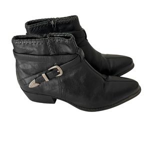 Hunter’s Rin Black Leather Bootie Boots with buckle and stitching. Size 8
